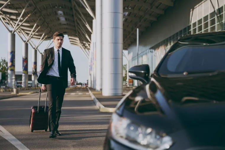 Les avantages d'un VTC pour vos trajets entre l'aéroport et la gare, Bordeaux, RAIS VTC