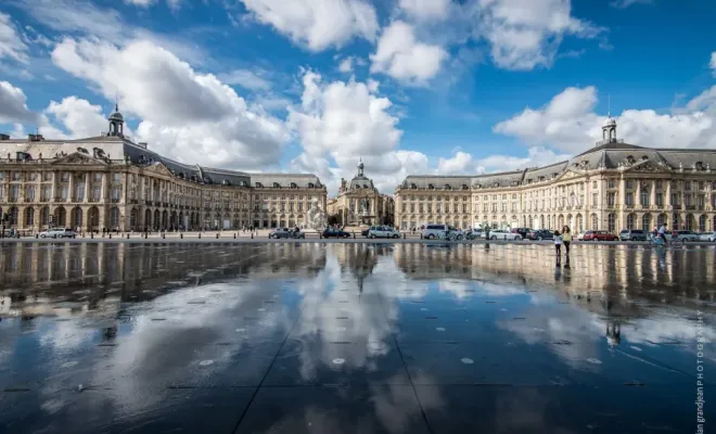 Miroir d'Eau et la Place de la Bourse (en arrière plan)